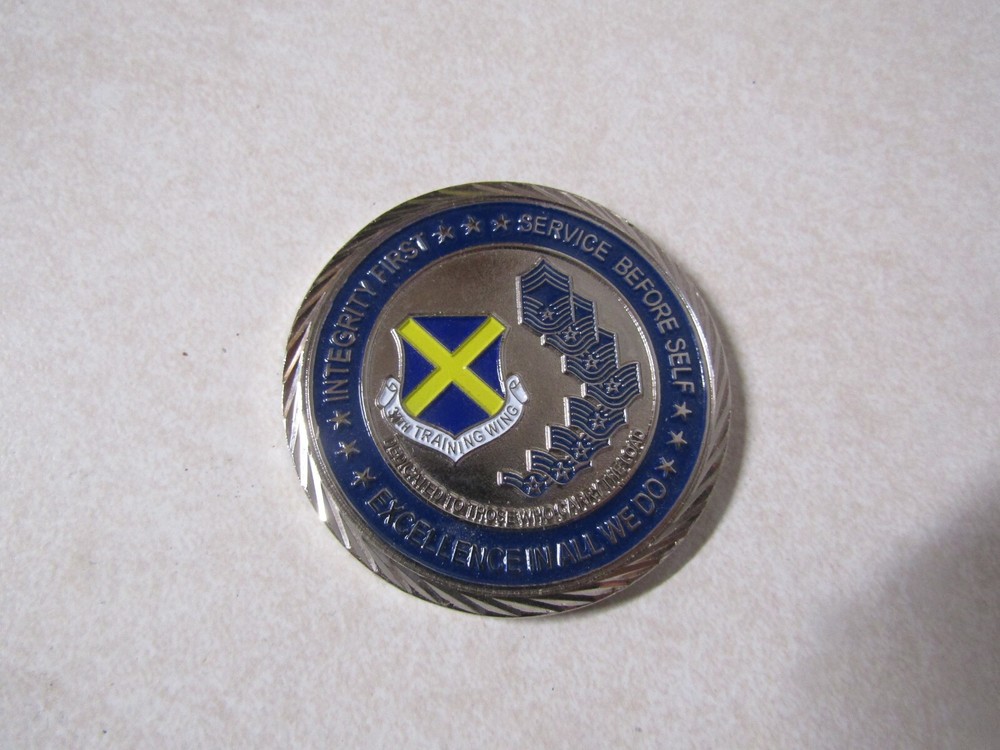 CHALLENGE COIN ORIGINAL OLDER LACKLAND AIR FORCE BASE WARRIOR AIRMAN COMMAND CMS