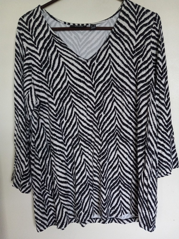 SUSAN GRAVER WEEKEND ANIMAL PRINT TOP, TUNIC Size L