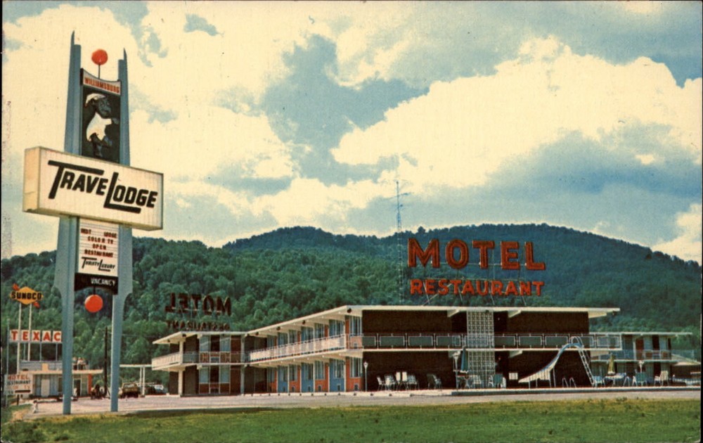 Williamsburg Kentucky TraveLodge Texaco & Sunoco gas stations vintage postcard
