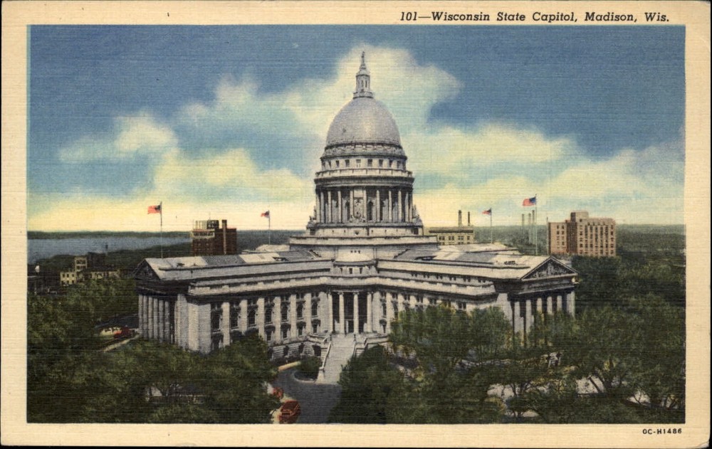 Madison Wisconsin State Capitol dome flags unused vintage linen postcard sku969