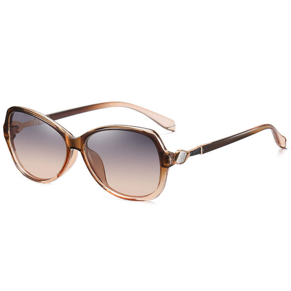 Trendy Small-Frame Polarized Sunglasses for Women with Color-Shift Lenses