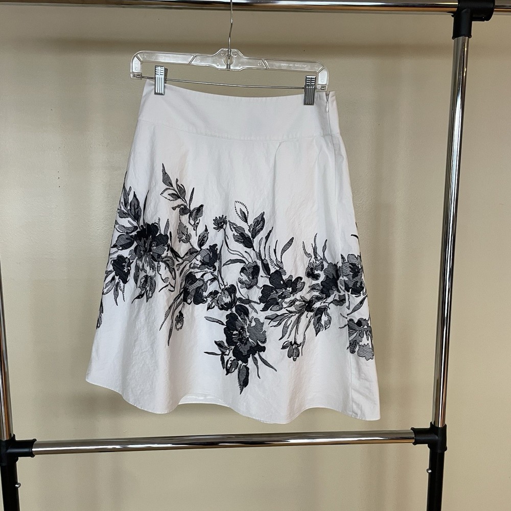 Ann Taylor Women's Fit and Flare Skirt White & Black Floral Size0