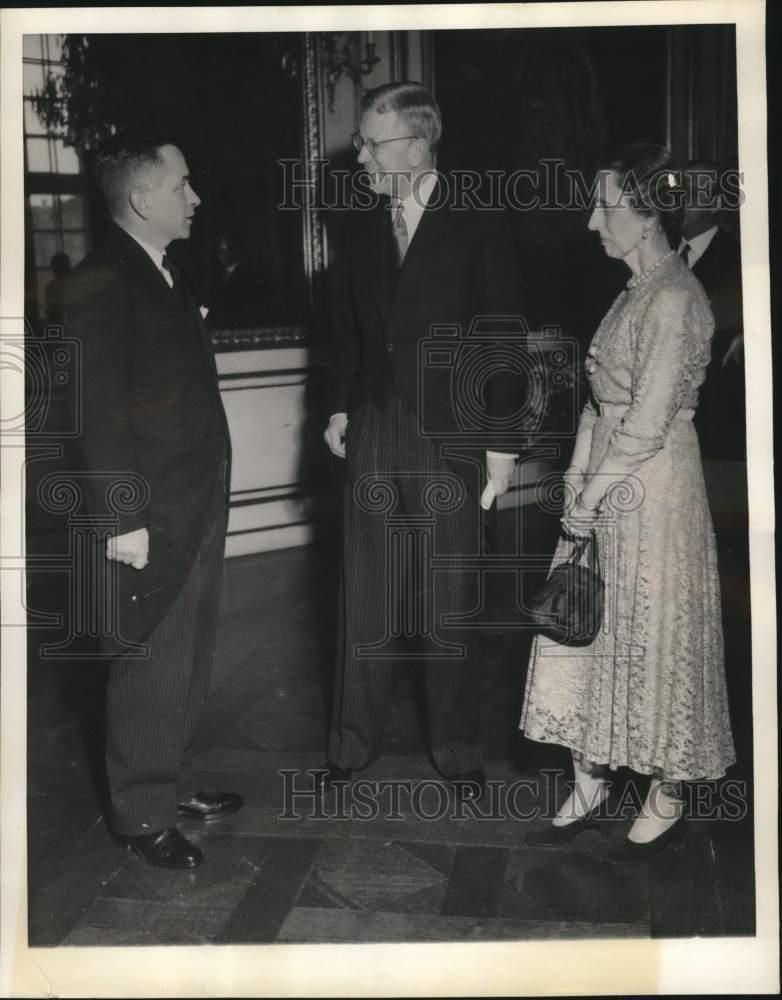 1952 Press Photo King Gustav Adolf of Sweden with Queen Louise in Denmark