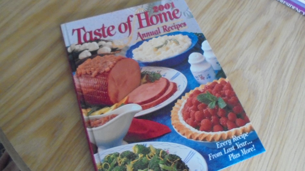 2001 Taste of Home Annual Recipes by  Heidi Lloyd  2000, Hardcover