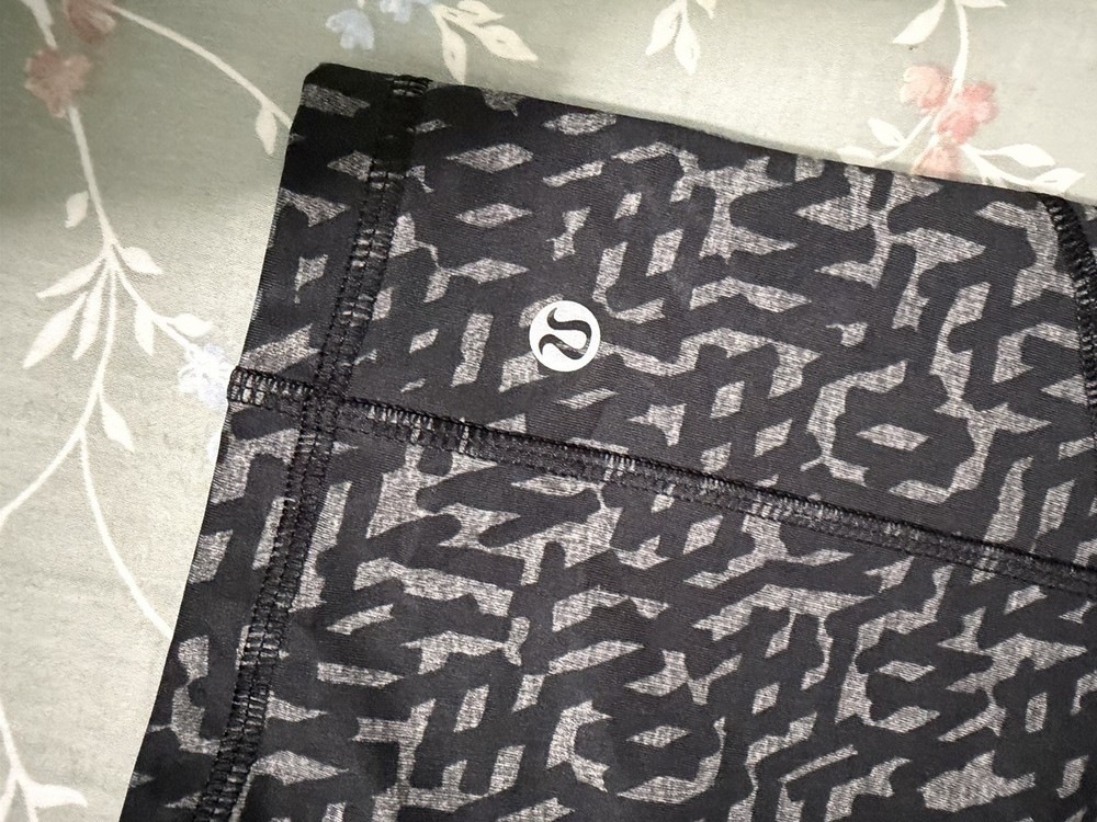 Lululemon Women’s Biker Shorts Black/Gray Geometric Size 4