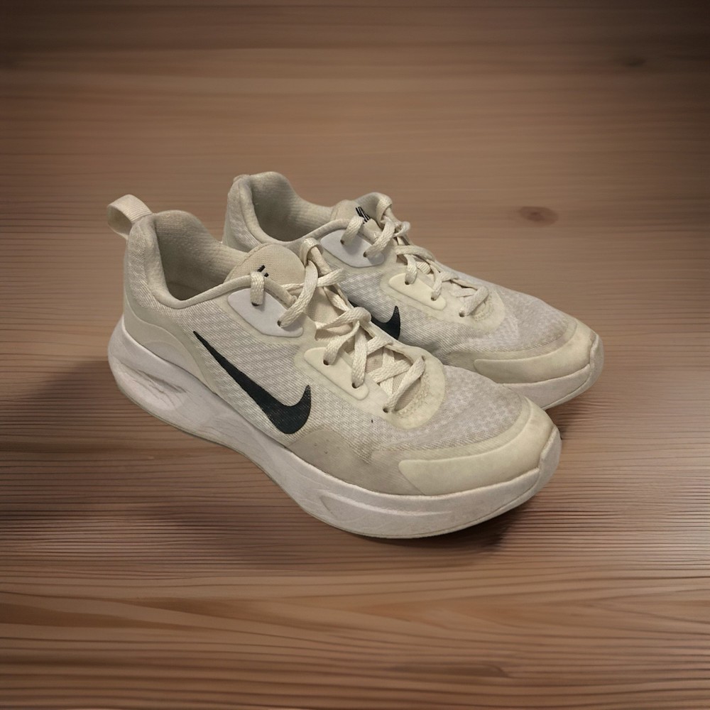 White Nike Women’s Size 6.5 Tennis Shoes Causal Ware Sneakers Athletic Wear Gym