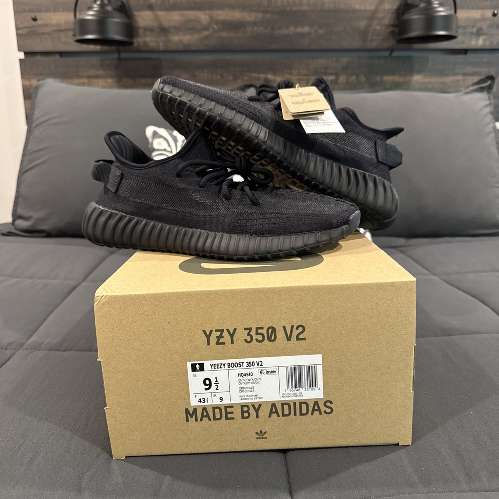 Adidas Yeezy Boost 350 V2 Onyx  Size 9.5