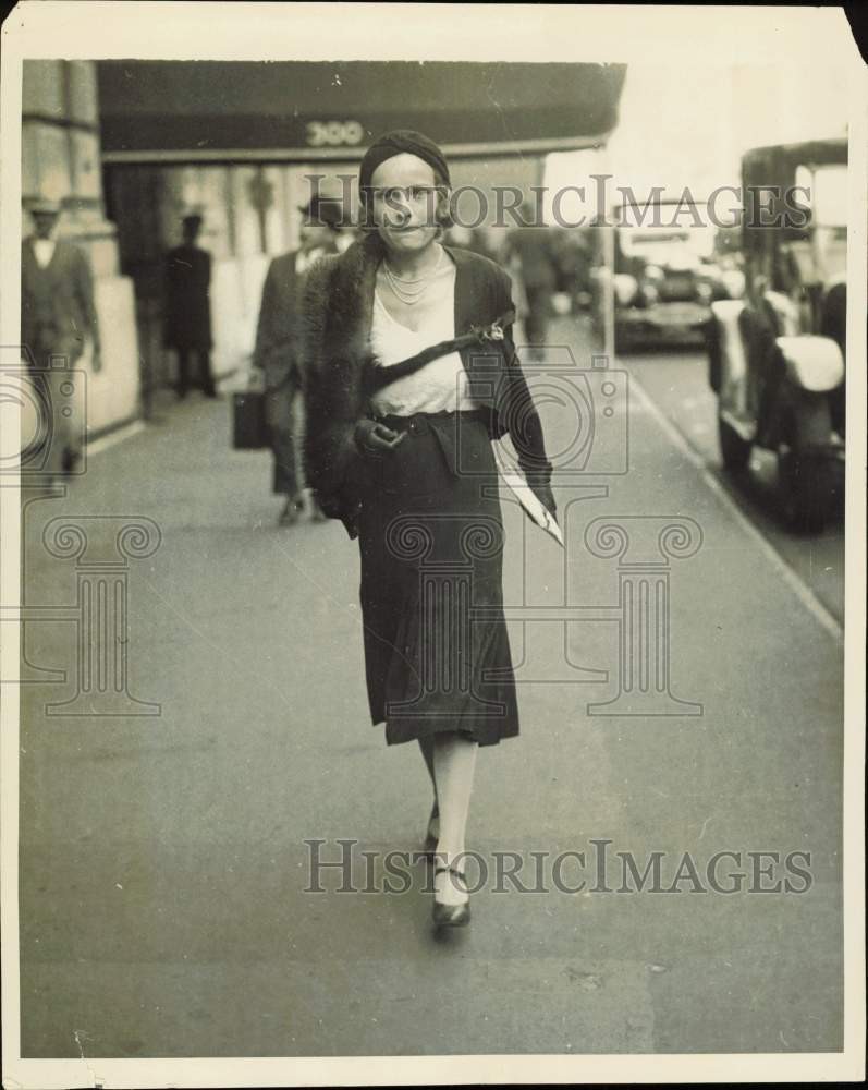 1932 Press Photo Mrs. E.K. Chapman strolls on Park Avenue in New York