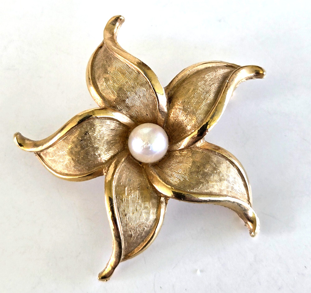 Vintage Genuine Pearl Star Flower Textured Gold Tone Pin 2