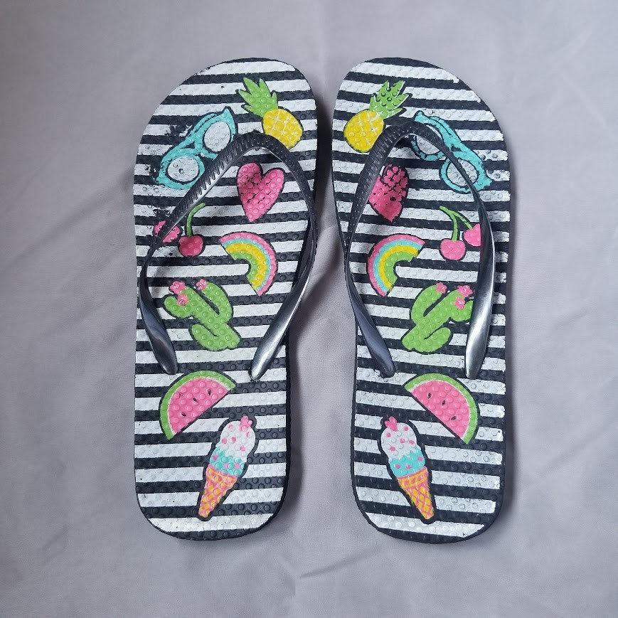 Women's Flip Flops Size 5/6 in Black White Multicolor with Icon Stripe Heart Sunglasses