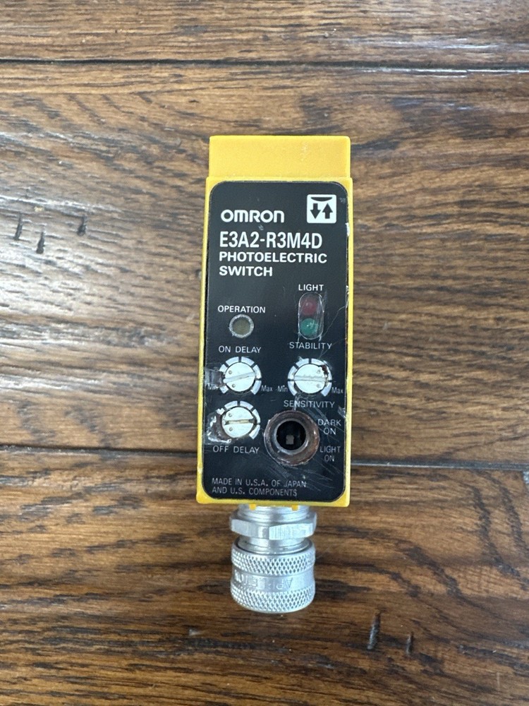 Omron E3A2-R3M4D Photoelectric Switch Sensor w/ Connector