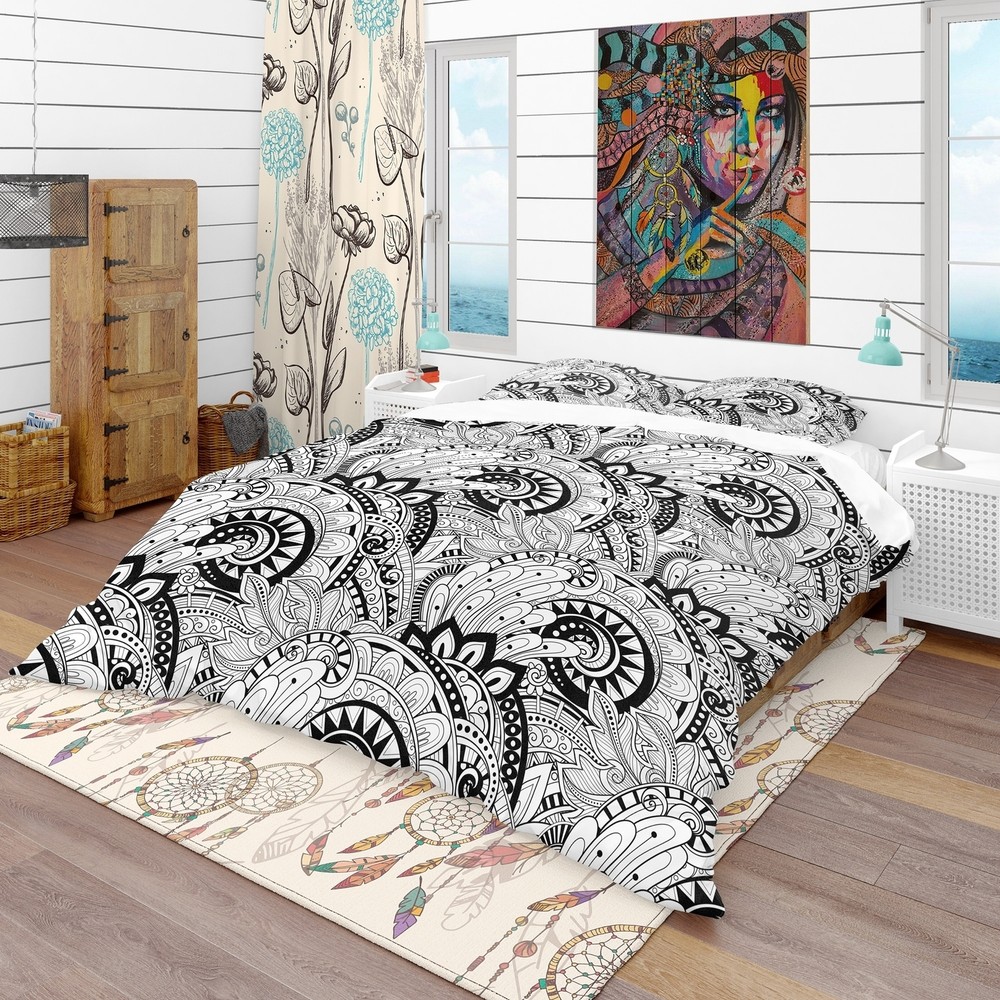 Designart 'Monochrome Abstract Floral Pattern' Bohemian &
