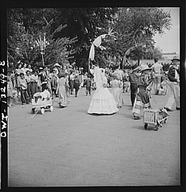 Photo:New York City NY 1910s Parade Crowd Woman White Dress Wagon