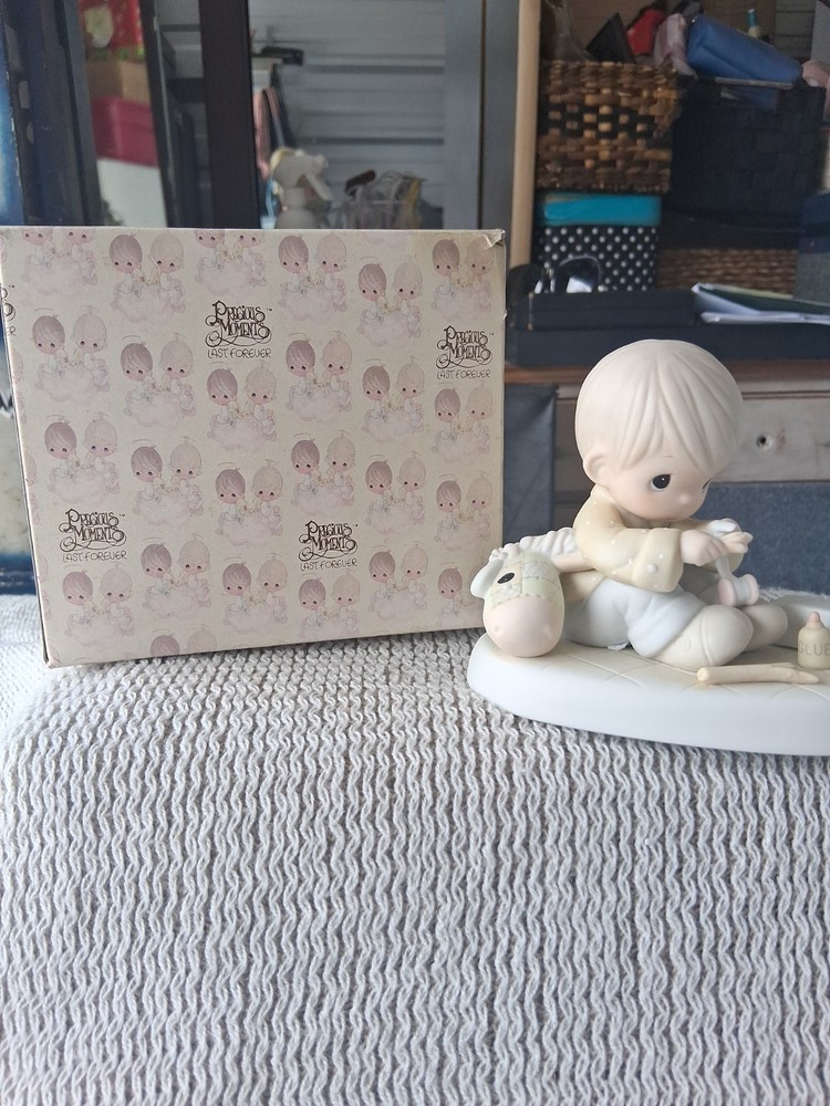 Precious Moments “Love Is The Glue That Mends”104027 Figurine With Box 1987