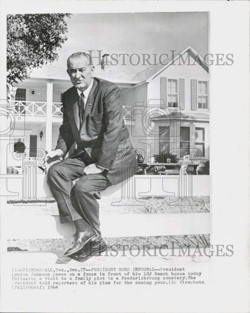 1964 Press Photo President Johnson outside his home at LBJ Ranch in Stonewall