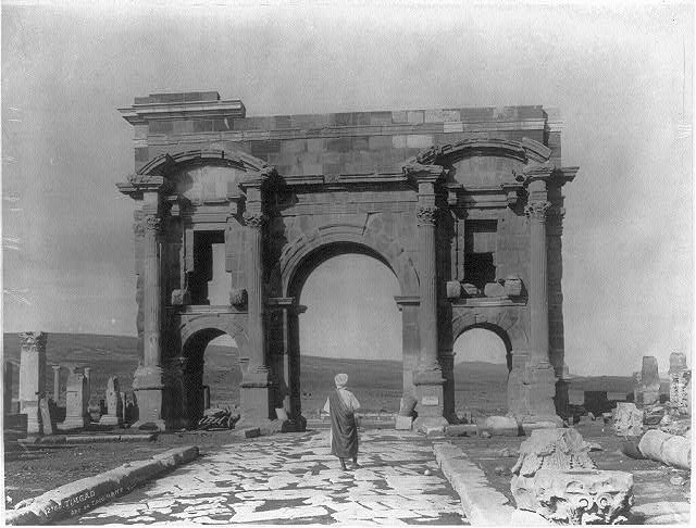 Photo:Ruins of arch, Timgad