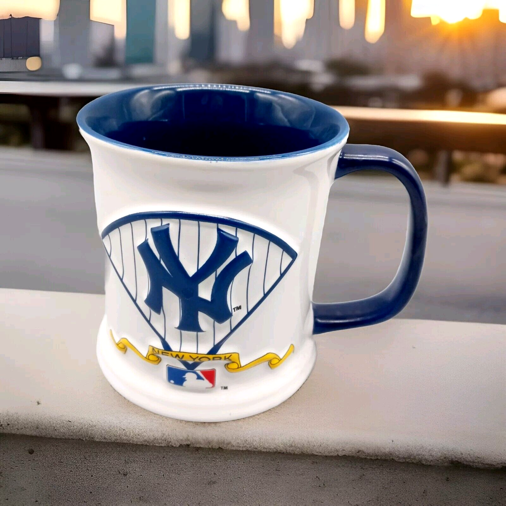 New York Yankees Embossed 18 OZ Tea / Coffee Mug Hunter MLBP
