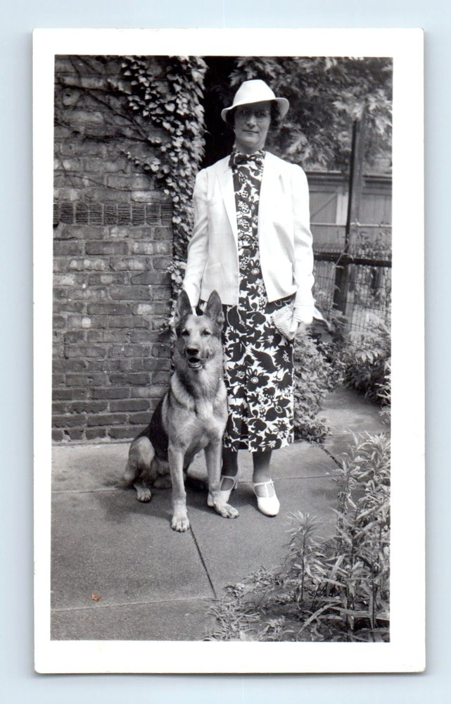 Old Vintage Photo SOLO WOMAN GERMAN SHEPHERD DOG ANTIQUE SNAPSHOT PICTURE