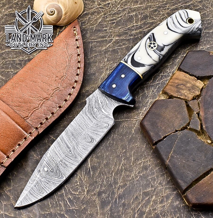 BEAUTIFUL DAMASCUS STEEL HUNTING  KNIFE WITH WHIT SWIRL RESIN AND WOOD HANDLE
