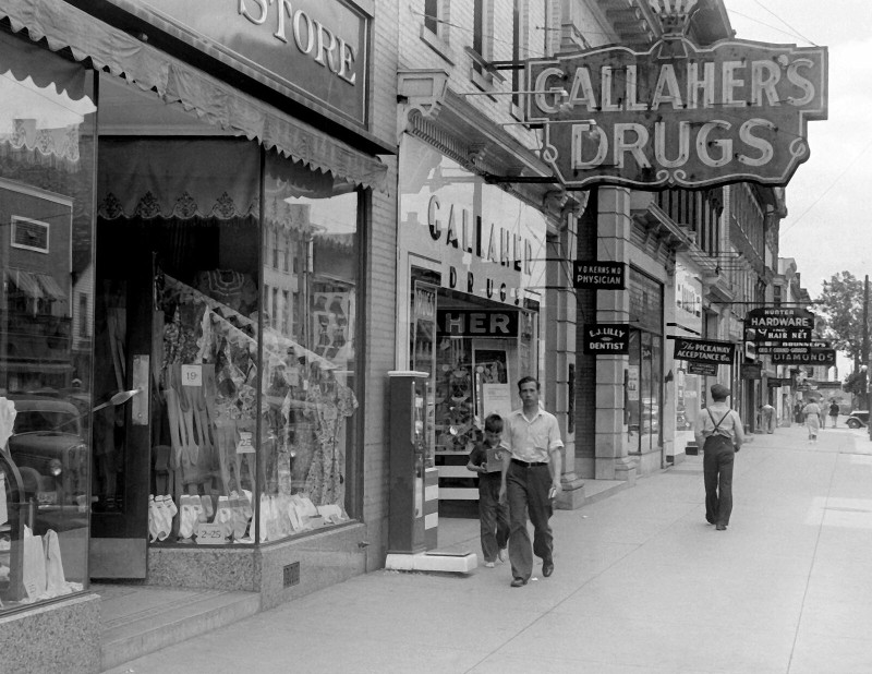 1938 Scene on Main St, Circleville, Ohio Vintage Old Photo 8.5