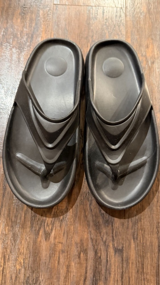 NEW Women’s Flip Flop Sandal Size 9 Black Slides