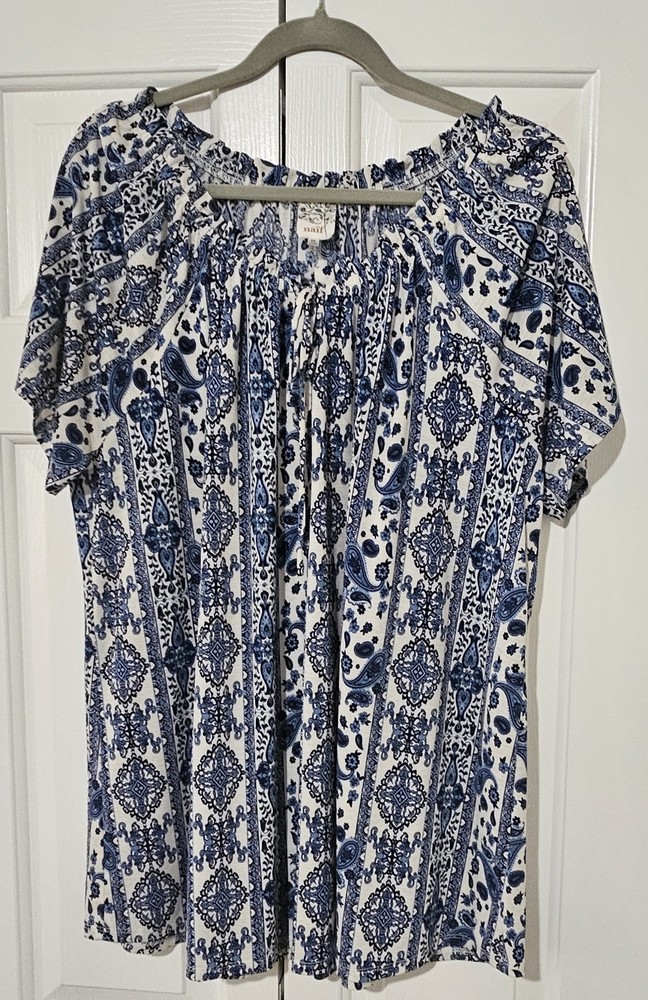 naif Women’s 2X Plus Blue & White Floral Short Sleeve Pullover Blouse