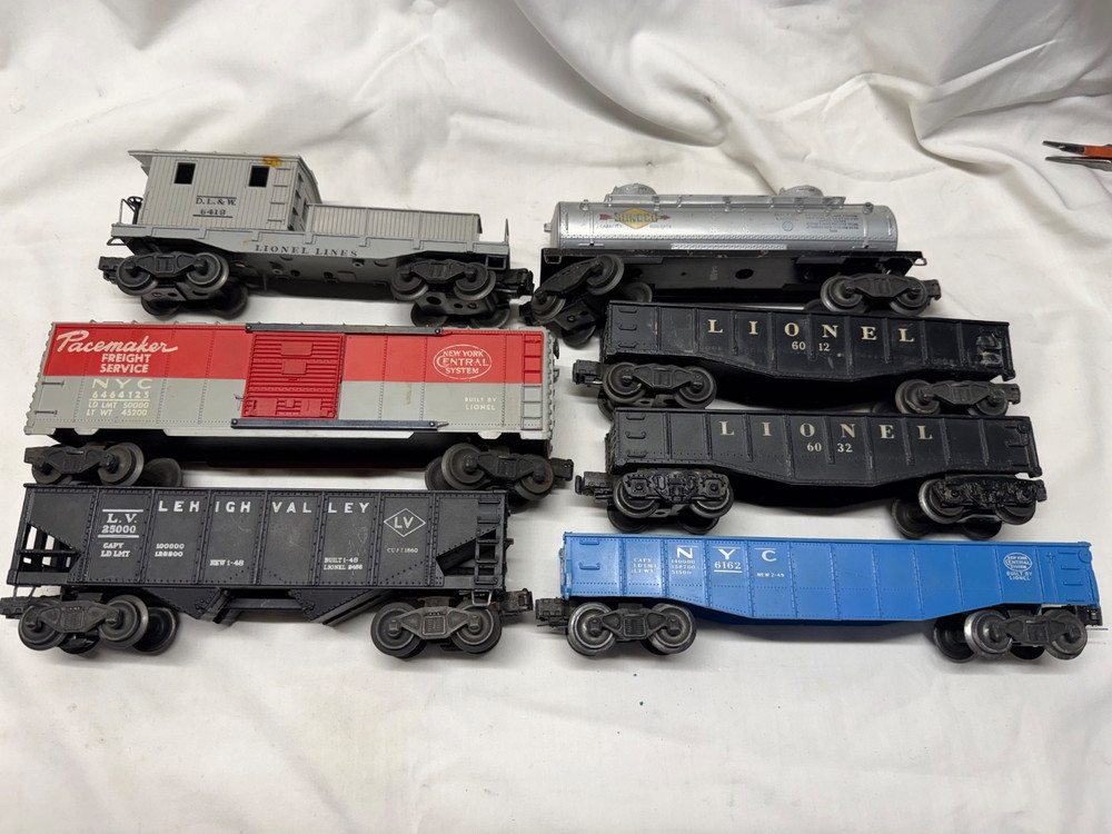 Lionel lot #6 with 7 cars rolling stock