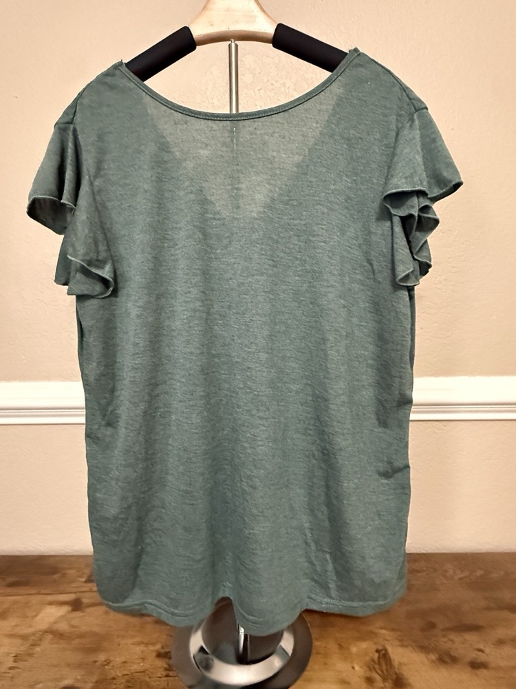 Women’s Flutter Sleeve Top With Buttons In The Back Size Large
