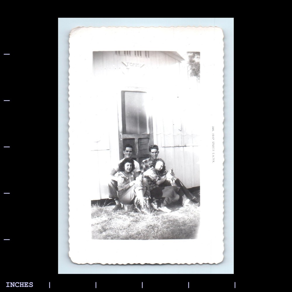 Old Vintage Photo AFFECTIONATE MEN WOMEN OUTSIDE CABIN 1947