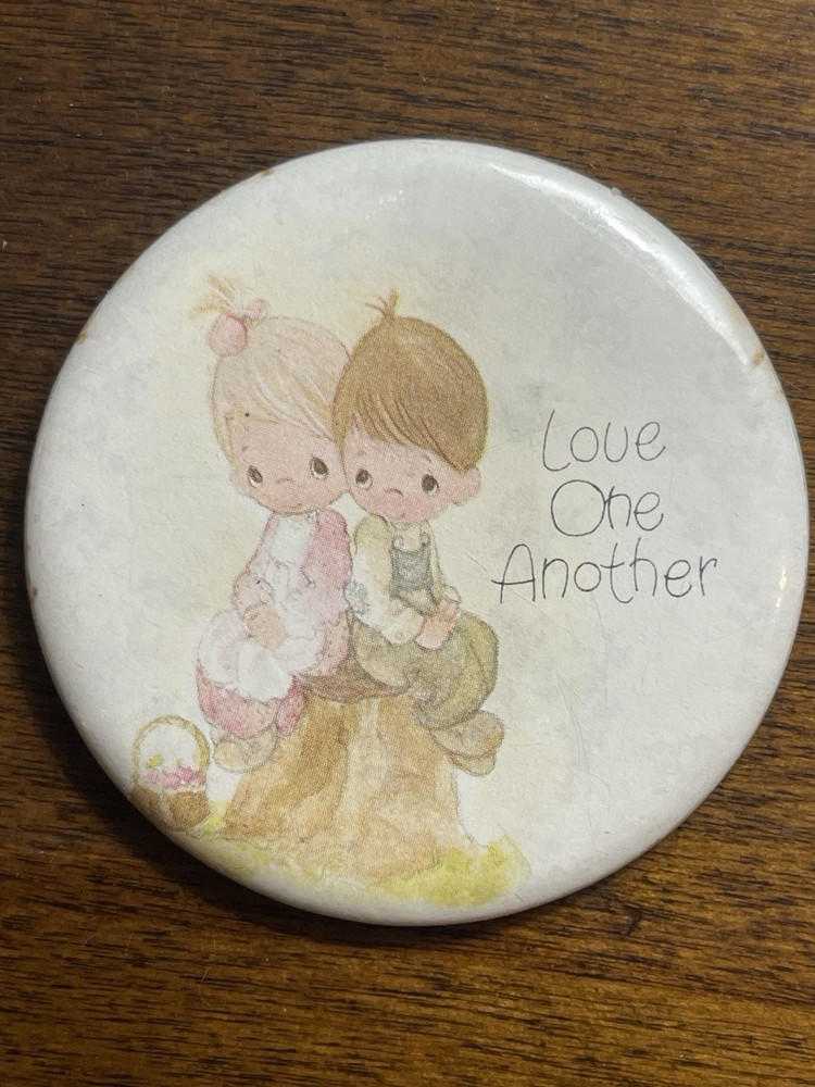 Jonathan David Inc Precious Moments BOY & GIRL  LOVE ONE ANOTHER Pin Back Button