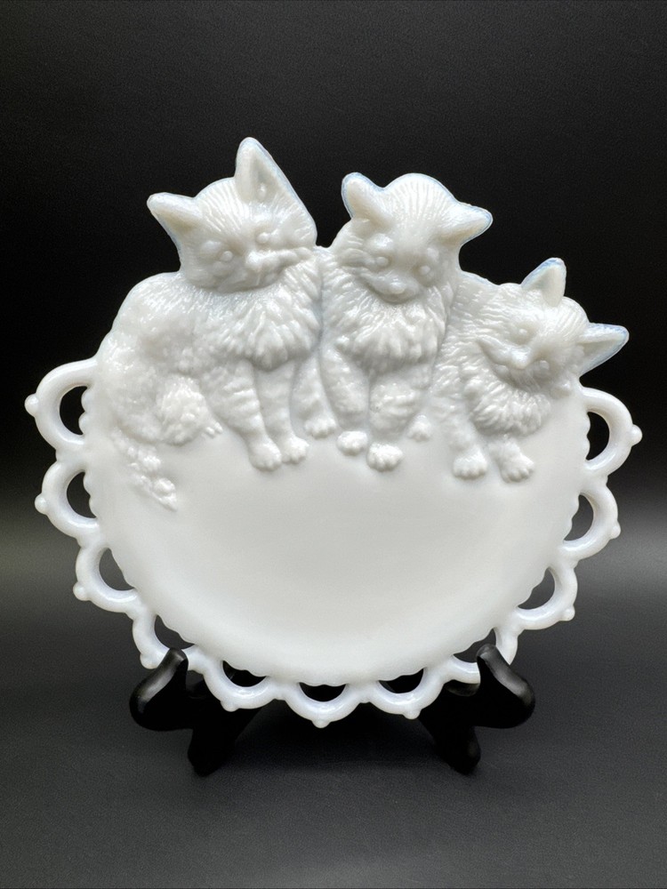 Vintage Westmoreland White Milkglass Cat Kitten Lace Edge Wall Plate Cottagecore
