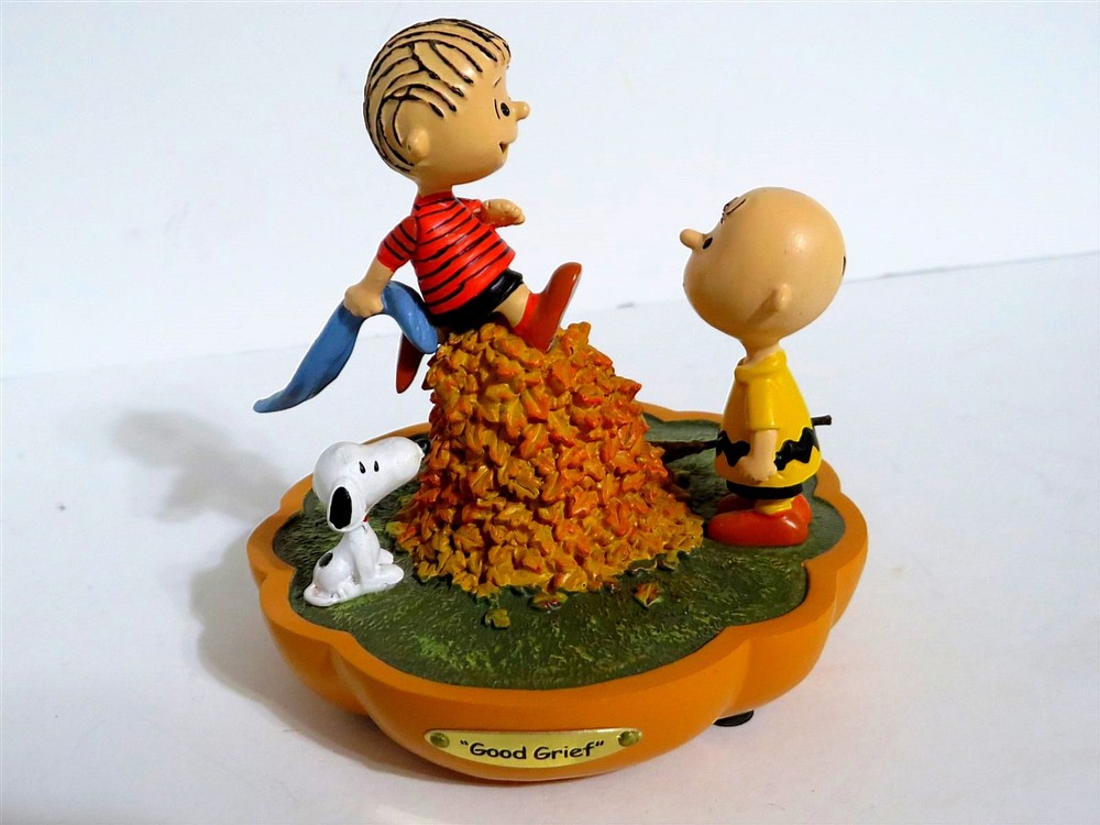 Snoopy Peanuts Charlie Brown Hawthorne Village Halloween Great Pumpkin Figurine