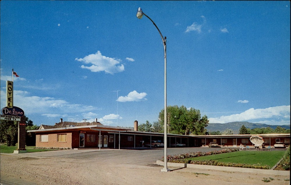 DeLano Motel Beaver Utah vintage cars umbrella ~ 1950-60s postcard
