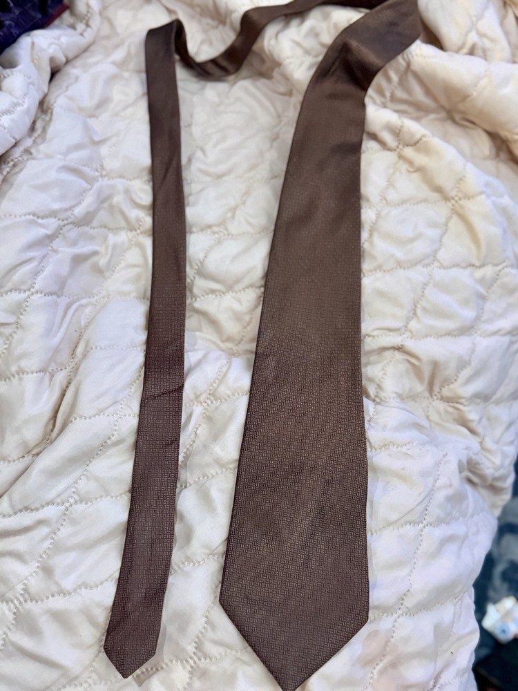 Oscar de la Renta Men’s 100% Silk Woven Pointed Tie Brown Geometric Pattern
