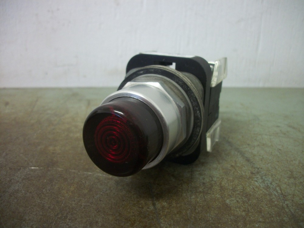 Allen-Bradley 800T-QB24R 24V Red Illuminated Momentary Pushbutton Switch