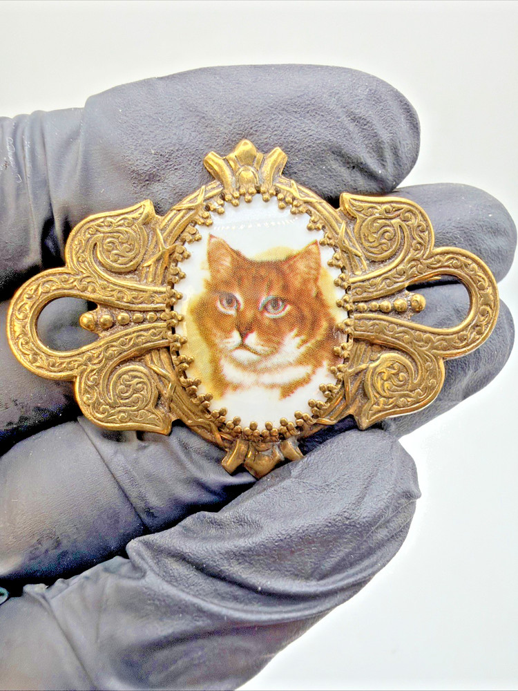 Vintage Cat Cameo Brooch Porcelain Painted Gold Toned Tabby Cat