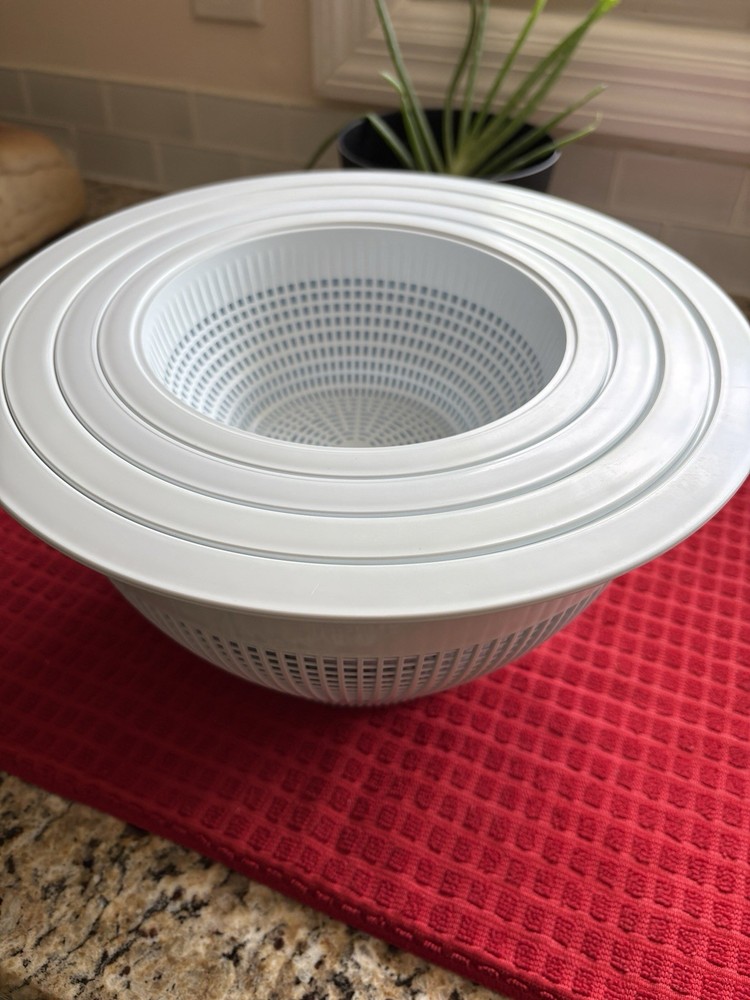 Pampered Chef 4-Piece Nesting Colander & Bowl Set Non-Slip Base