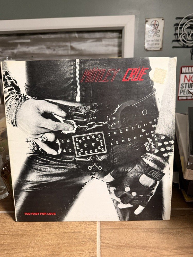 Mötley Crüe Too Fast for Love 12