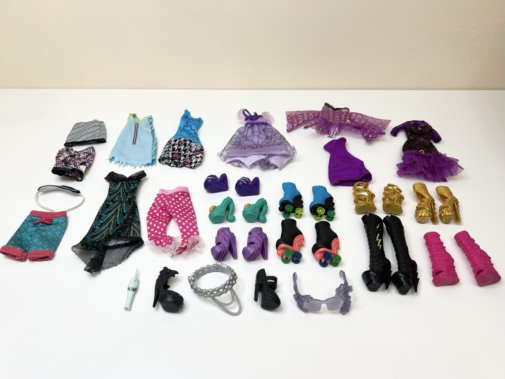 Monster High Doll Clothes & Accessories Lot  ￼