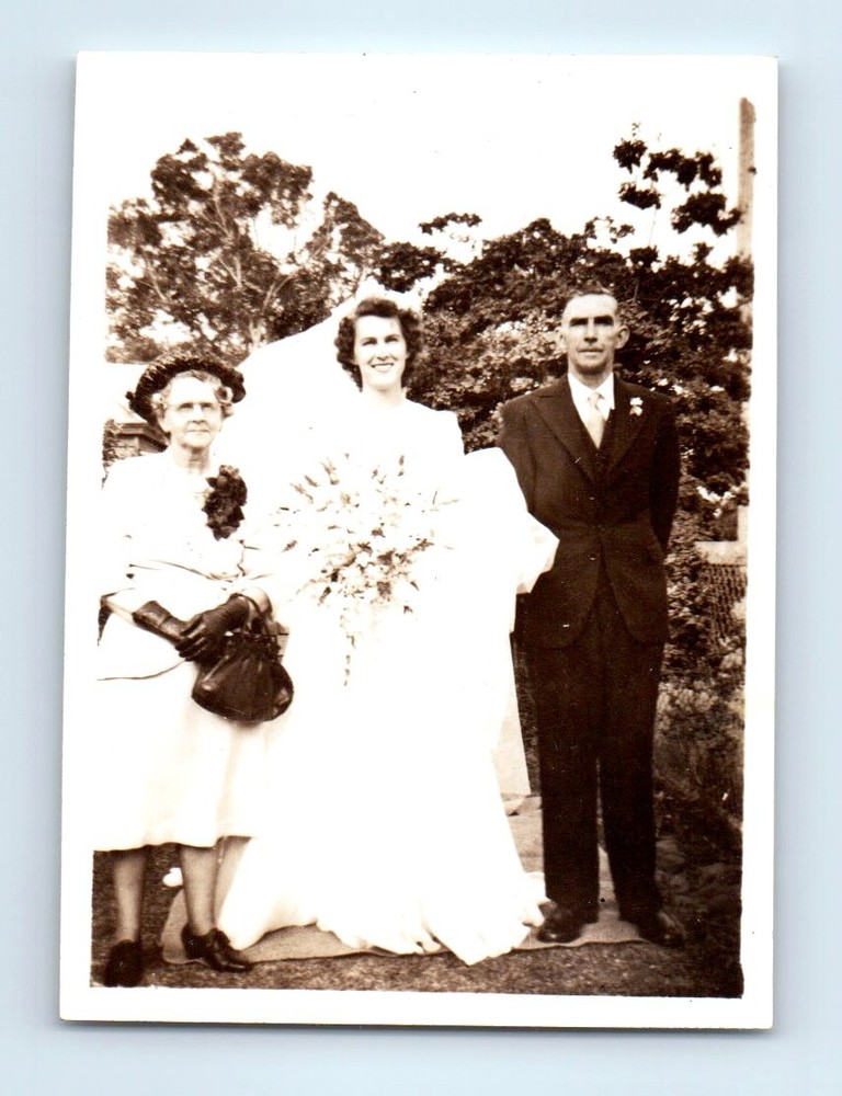Old Vintage Photo TRIO MAN WOMEN BRIDE GROOM WEDDING DRESS ORIGINAL SNAPSHOT