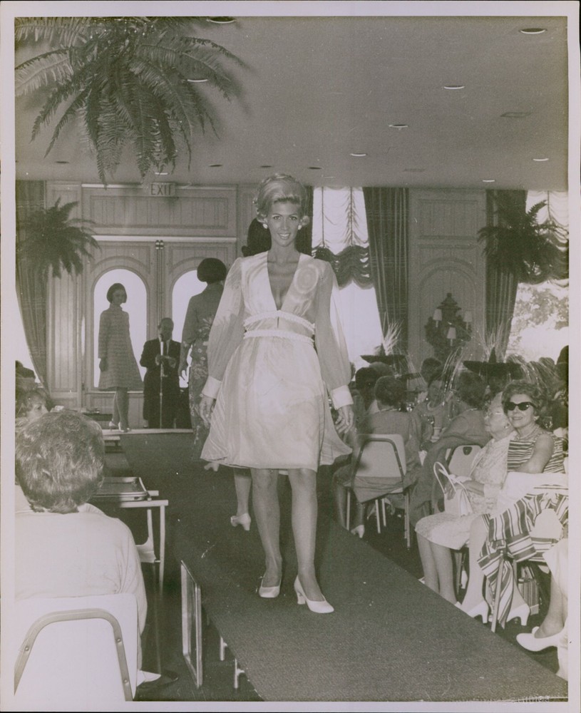 GA46 Original Mort Kaye Photo SEXY FASHION MODEL Busty Blonde Walking on Runway