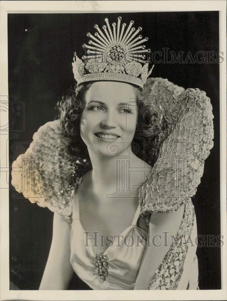 1939 Press Photo Jean Miller crowned 