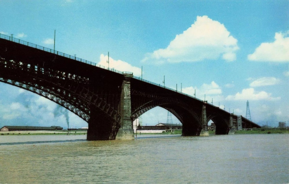 Eads Bridge over Mississippi River - St Louis Missouri MO - Postcard