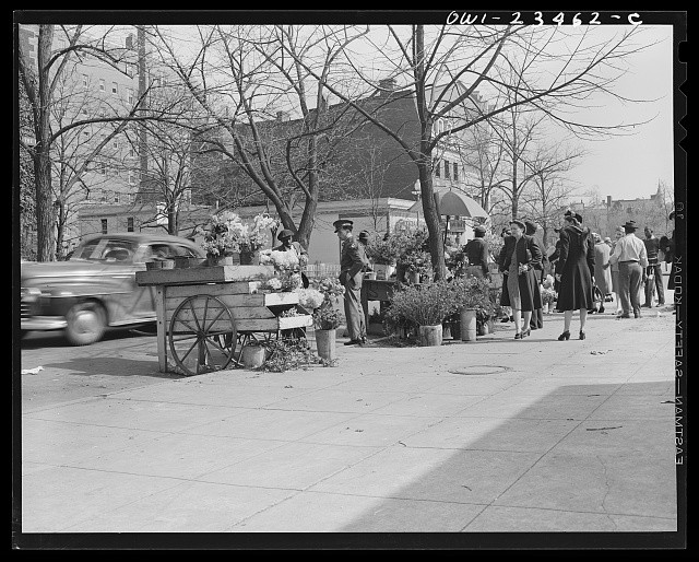 Photo:Washington DC 1943 Easter flower stand street scene pedestrians
