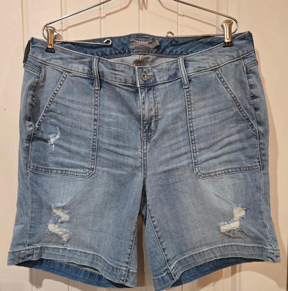 Torrid Jean Shorts Women Size 16 Blue Medium Wash Feel the Fit Denim Distressed