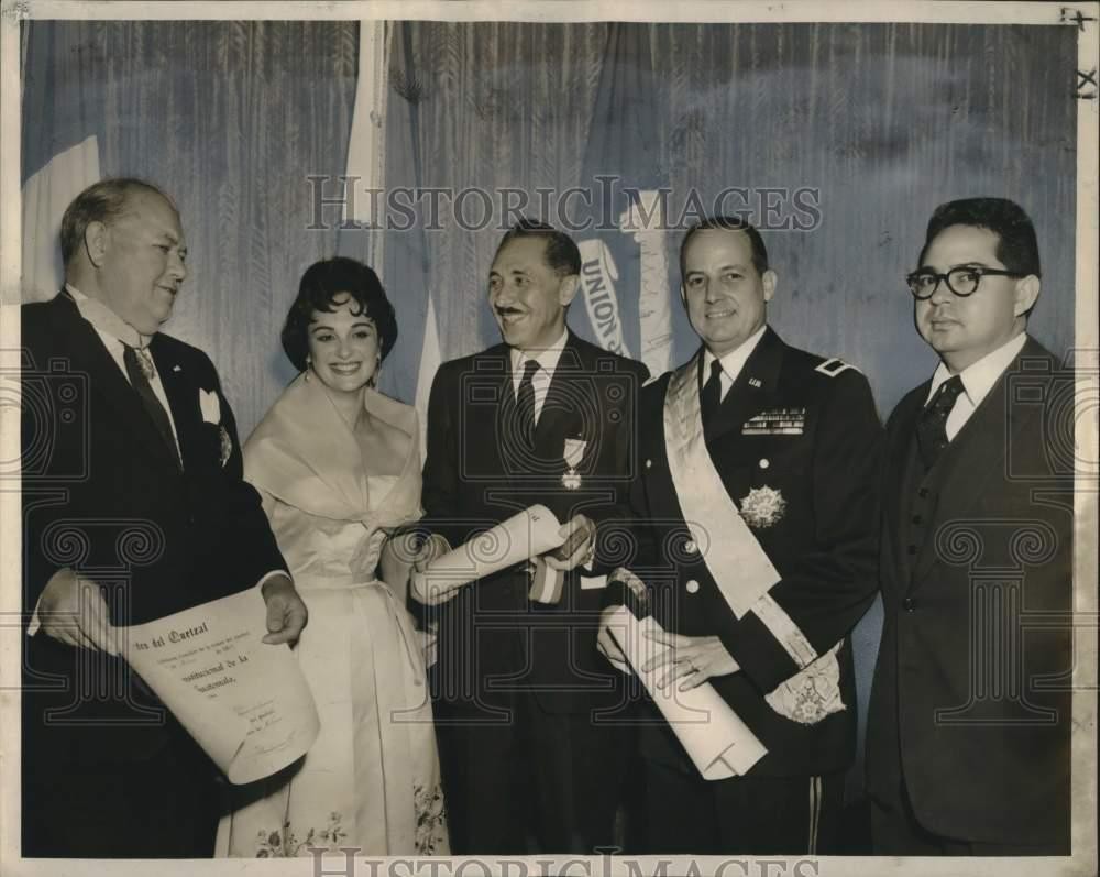 1960 Press Photo Guatemalan Government Officials honors Mayor Chep Morrison