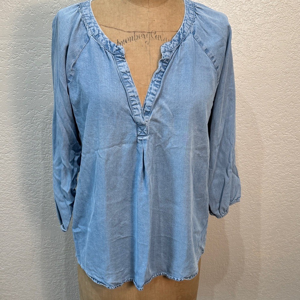 Gap Women Medium Light Blue 3/4 Sleeve Chambray V-Neck Soft Top