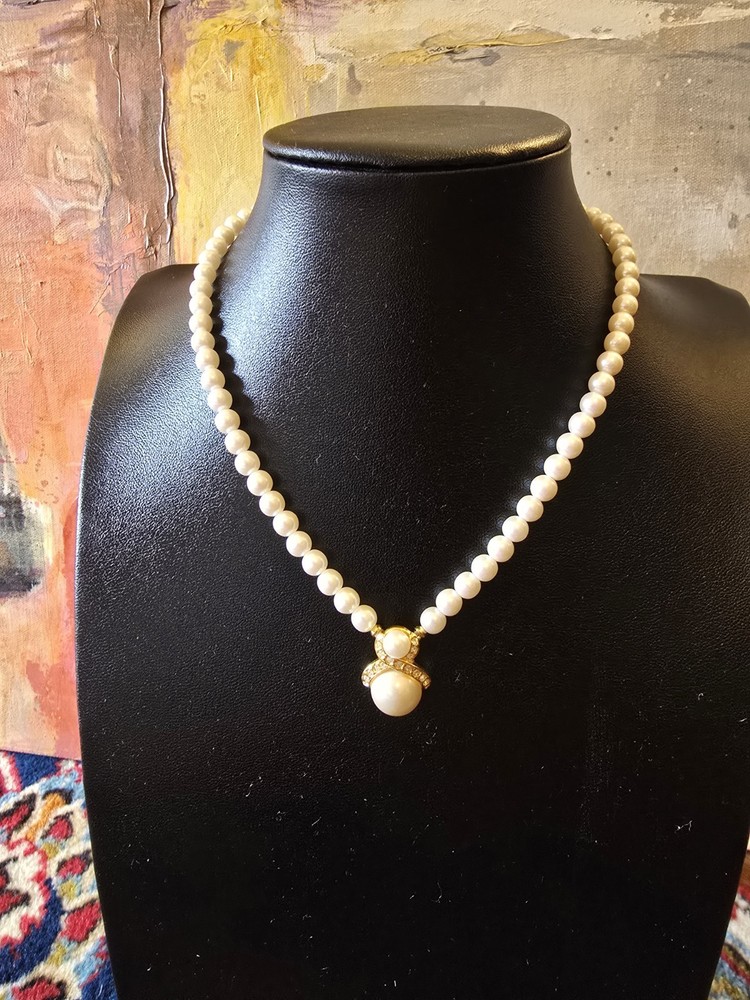 Vintage Jewelry Faux Pearl Necklace Rhinestone Pendent. 8456