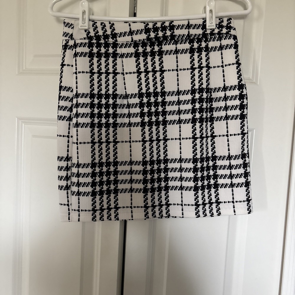 Shein Women's Mini Skirt Size Medium Black And White