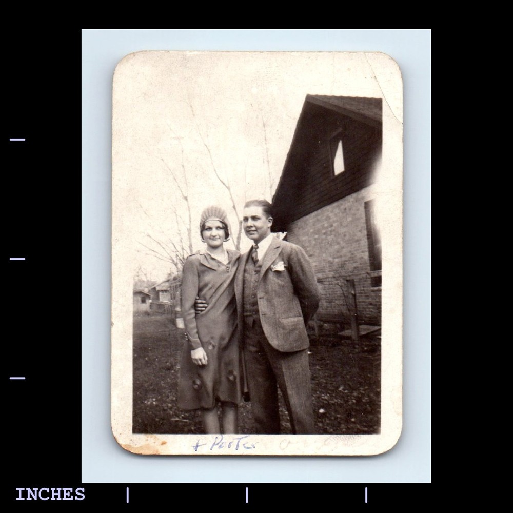 Old Vintage Photo LEGGY WOMAN MAN COUPLE AFFECTIONATE FLAPPER ERA